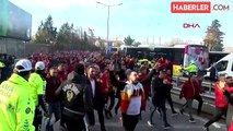 Galatasaraylı Taraftarlar Fenerbahçe Derbisi İçin Ülker Stadyumu'na Geldi