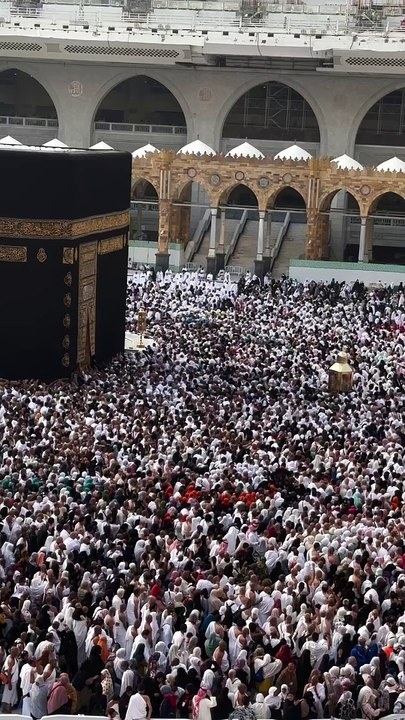 -‏يا مَكّةَ النّورِ كَمْ قَالُوا وَكَمْ مَدَحُوا ،‏لَمْ يَبْلُغِ الشّعْرُ وَصْفَ الحُسْنِ والعِظَمِ ❤️#مكة_المكرمة #تصويري #مكة_الان #ترند #ايفون #اكسبلور ‏#iphone14 #photo #photographer #wide #sky #fyp #india