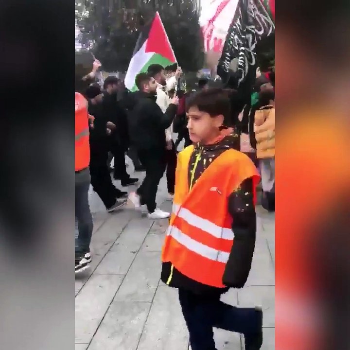 Dinci grupların geçtiğimiz hafta Saraçhane'de yaptığı yürüyüşte 'Hilafet' çağrısı yaptığı ortaya çıktı.