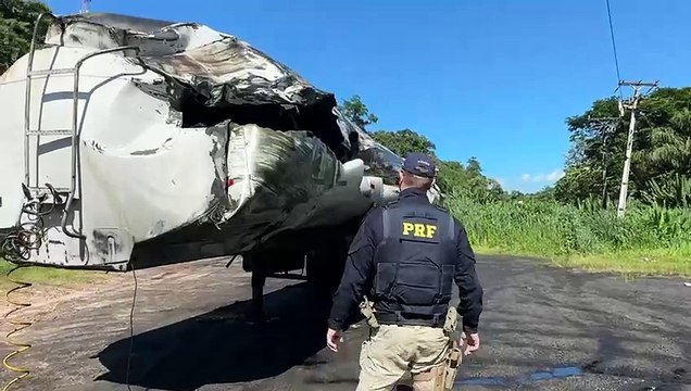 Caminhão carregado com óleo vegetal tomba e interdita a BR-277 em Morretes