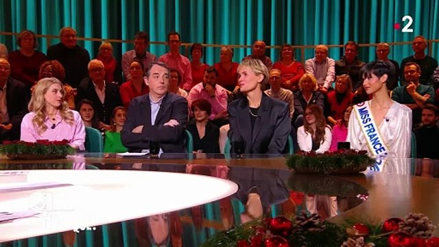 C'est la première fois de ma vie que je pleure à la télévision : Judith Godrèche en larmes face à Léa Salamé dans Quelle époque!