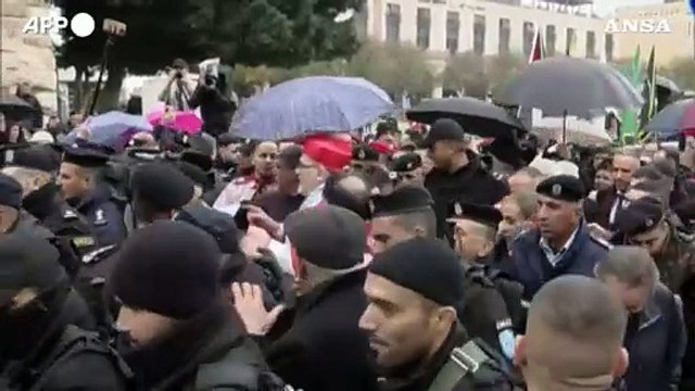 Betlemme, il patriarca latino di Gerusalemme guida la processione di Natale