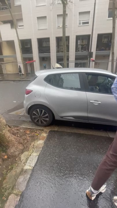 En cas de choc par l’arriere oú de fort freinage le moindre objet devient un dangereux projectiles pour les membres du vehicules