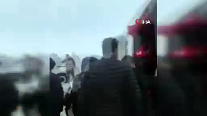 Kar yağışı kazayı da beraberinde getirdi! İki yolcu otobüsü devrildi