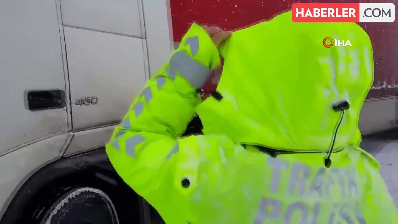 Erzincan'da kar ve tipi ulaşımda aksamalara neden oldu