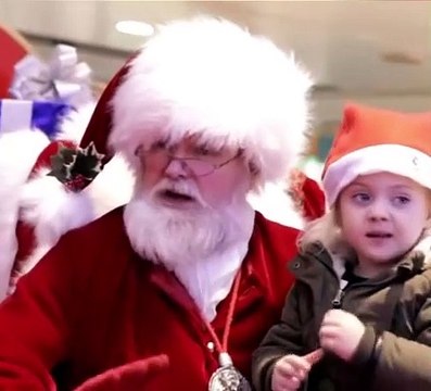 Ce Père Noël apprend que cette petite fille est sourde et commence à échanger avec elle en langue des signes !