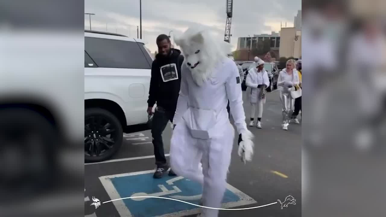 WATCH: Vikings’ Najee Thompson wearing full wolf costume vs Lions