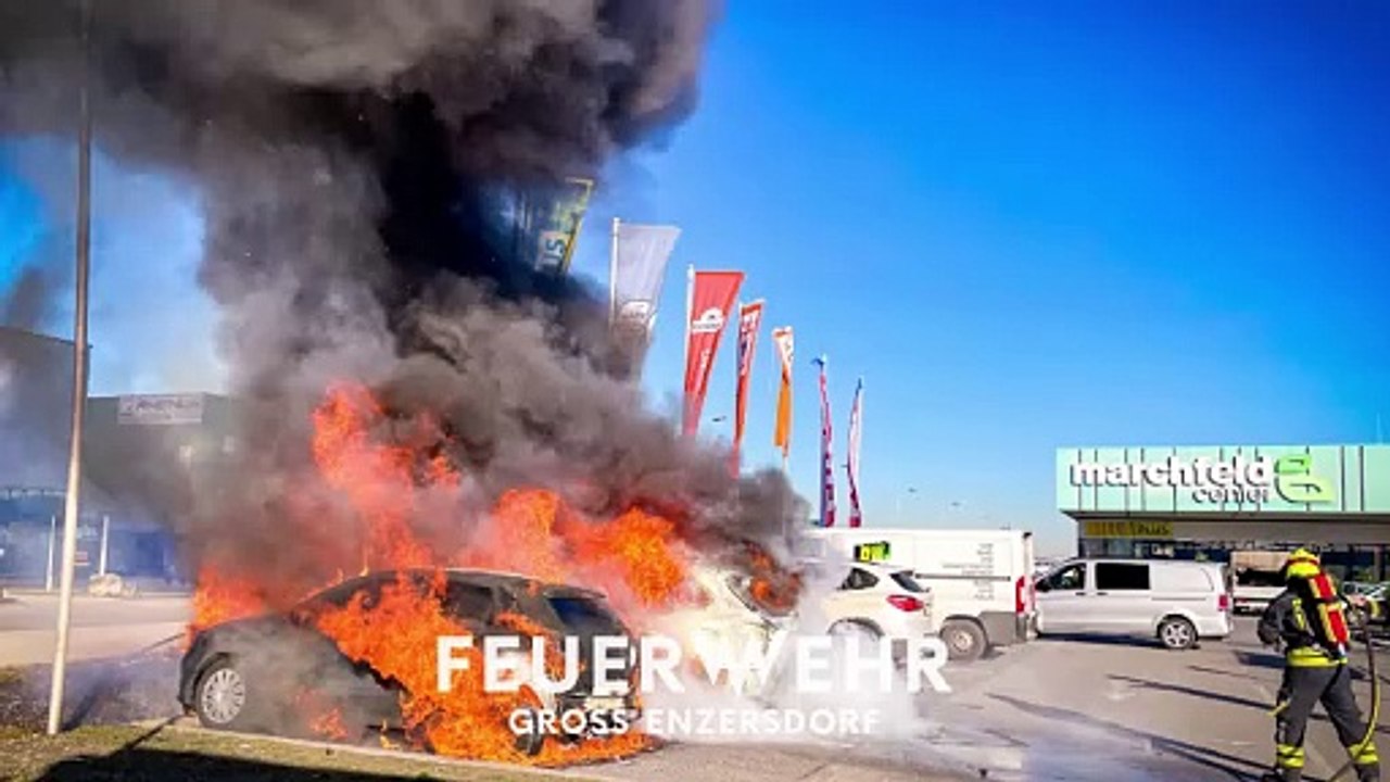 Groß-Enzersdorf  Fahrzeugbrand am Parkplatz des Marchfeld Center