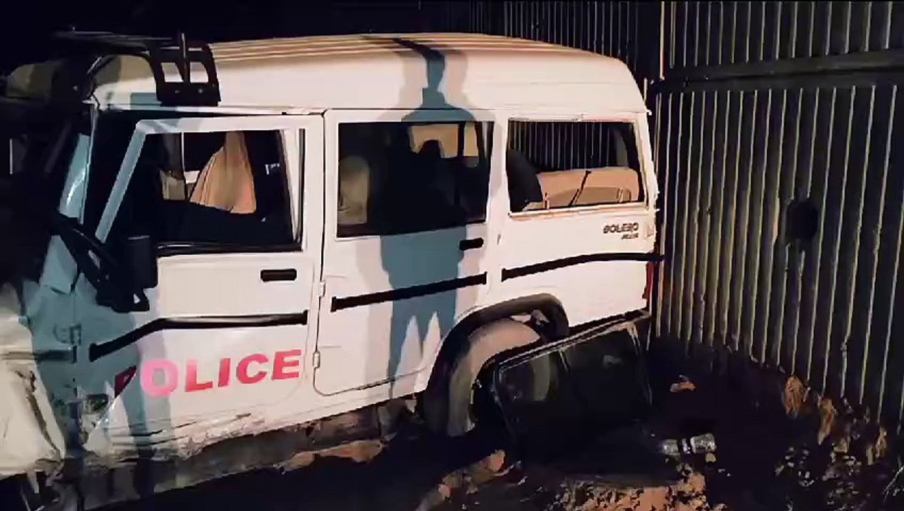 बजरी डम्पर ने पुलिस बोलेरो को कुचला, थानेदार व चालक चोटिल