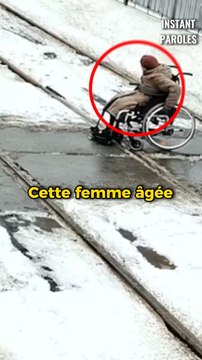 Cette femme âgée en fauteuil roulant reçoit l’aide d’un jeune garçon pour traverser