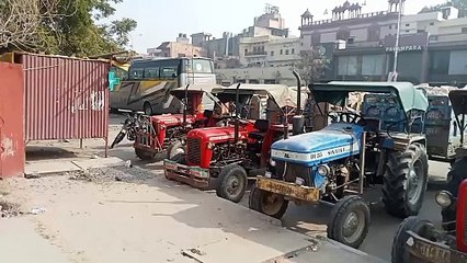 पुलिस ने दुर्घटना के बाद पकड़ीं कई ट्रैक्टर-ट्रॉली