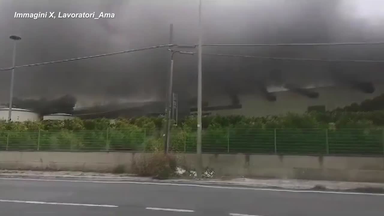 Roma, maxi-incendio nell'impianto rifiuti di Malagrotta