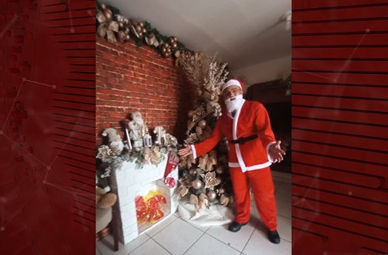 Pelo 5º ano seguido, Elmo Lacerda se veste de Papai Noel e leva alegria a crianças de Cajazeiras