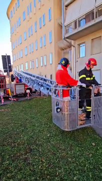 Lecco e Merate, i vigili del fuoco aiutano Babbo Natale: portano doni ai bimbi ricoverati