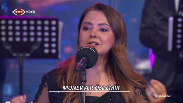 Münevver Özdemir / İki bacı çıkmış takkadan bakar