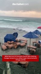 Beberapa kursi di kawasan Pantai Batu Bolong, Canggu terseret arus akibat hujan deras kemarin. Minggu (24/12)