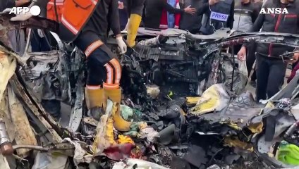 Gaza, auto sventrata da un attacco israeliano a Rafah: morti e feriti