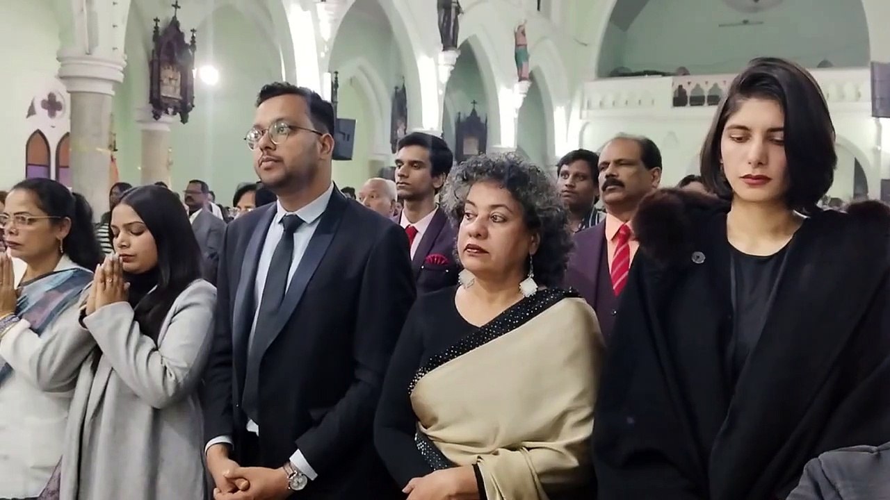 Merry Christmas: चर्च में क्रिसमस पर प्रार्थना,...