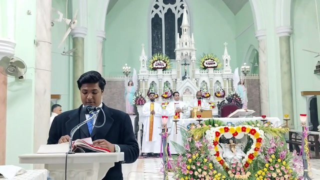 Merry Christmas: चर्च में क्रिसमस पर प्रार्थना, सैंटा क्लॉज बांट रहे गिफ्ट