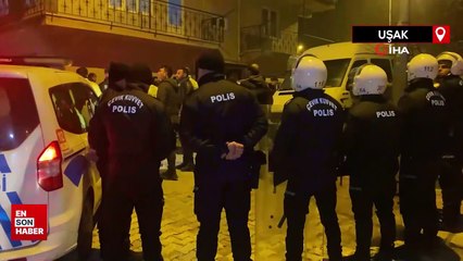 Uşak'ta dur ihtarına uymayanlar polis aracına zarar verdi