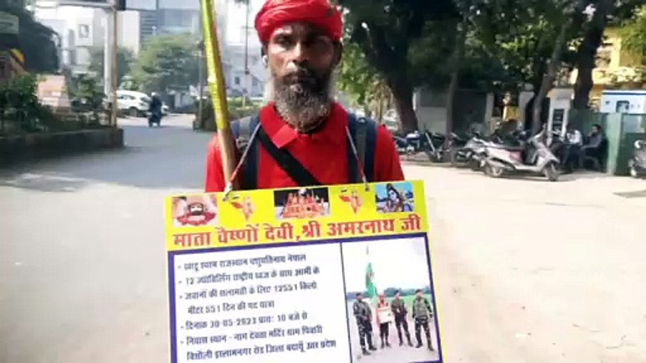 पैदल भ्रमण पर निकला व्यक्ति, दे रहा सामाजिक एकता का सन्देश