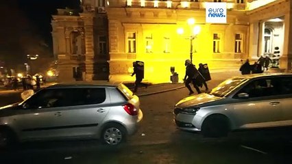 Scontri a Belgrado, l'opposizione contesta i risultati delle elezioni: 35 arresti