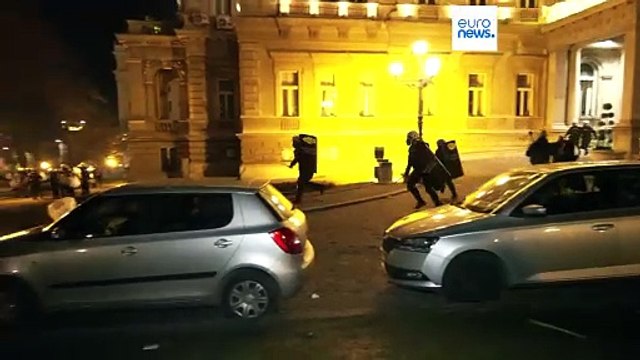 Scontri a Belgrado, l'opposizione contesta i risultati delle elezioni: 35 arresti