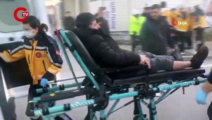 Kocaeli’de minibüs yol ayrımındaki bariyere çarptı : 15 yaralı