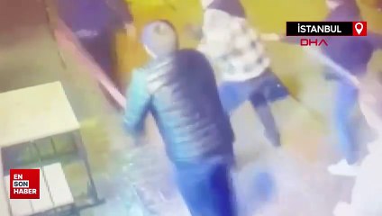 Beyoğlu’nda yüksek hesap çetesinin müşterileri sopayla darbettiği anlar