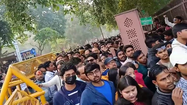 हजारों की संख्या में आगरा पहुंचा युवाओं का रेला, बुलानी पड़ी महिला पुलिस, वीडियो वायरल