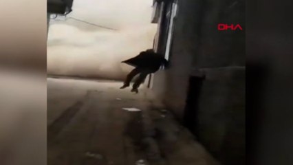 Yıkımda bina çöktü; enkaz altında kalmamak için kaçarken düştü