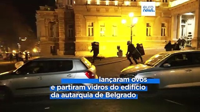 Polícia sérvia dispersa com gás lacrimogéneo manifestação da oposição em Belgrado
