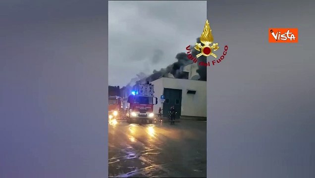 Incendio alla discarica di Malagrotta a Roma, l'intervento dei vigili del fuoco