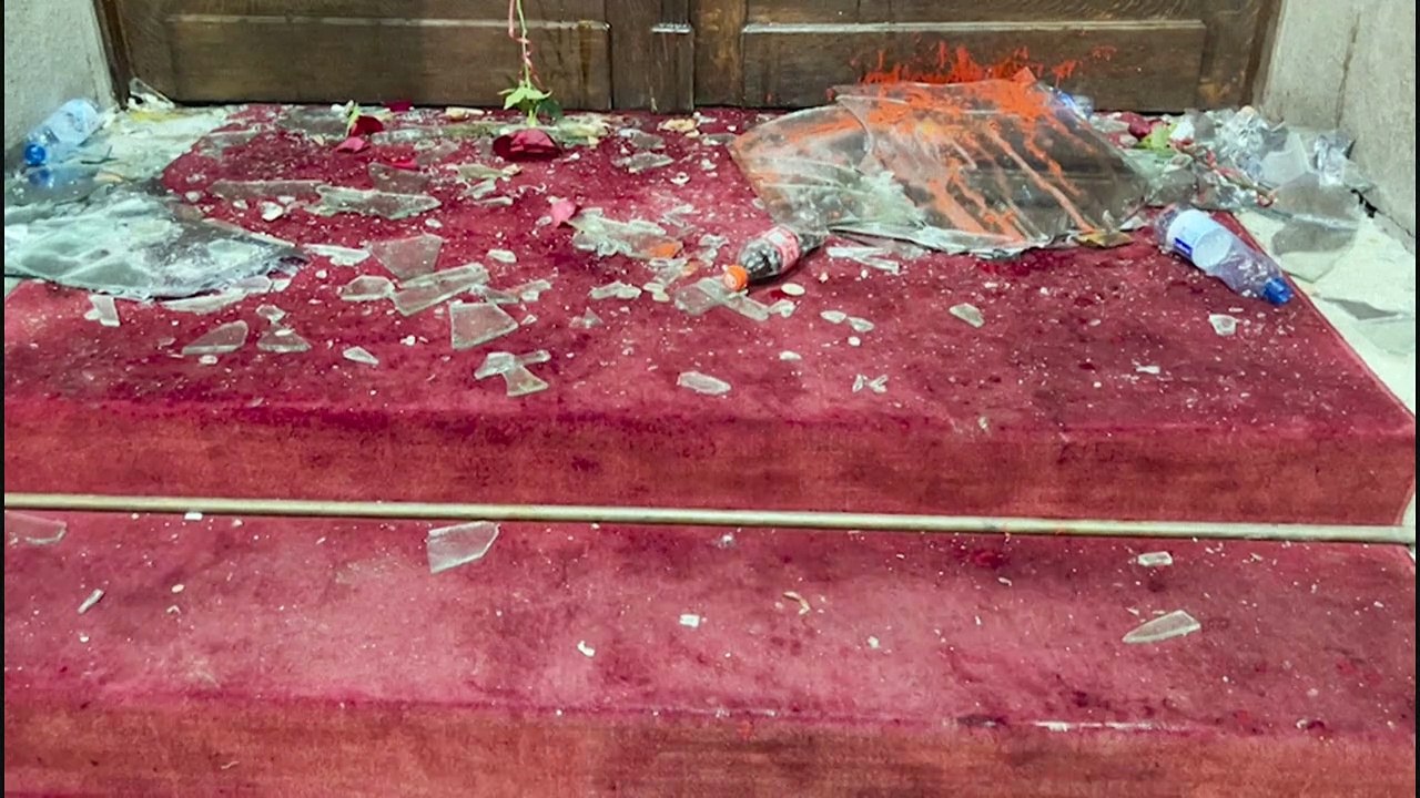 Proteste gegen Wahlen in Serbien: Rathaus von Belgrad angegriffen