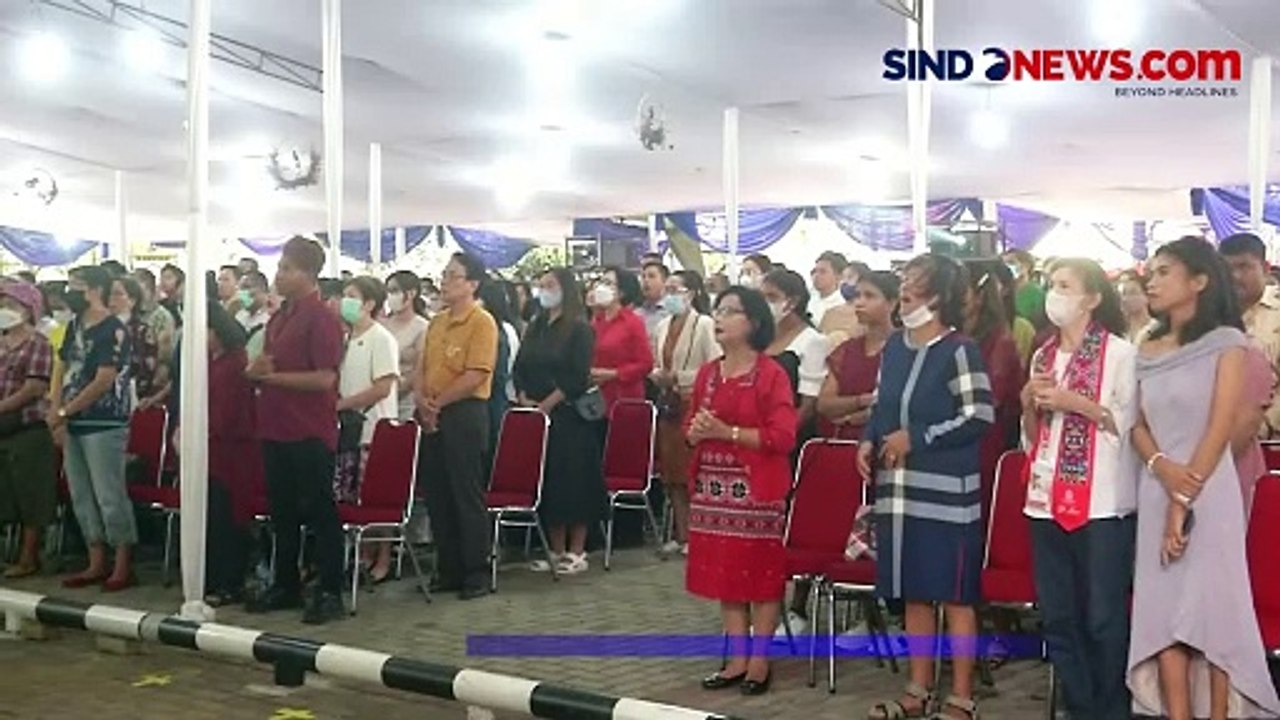 Jemaat Padati Gereja Katedral untuk Ikuti Misa Natal 2023