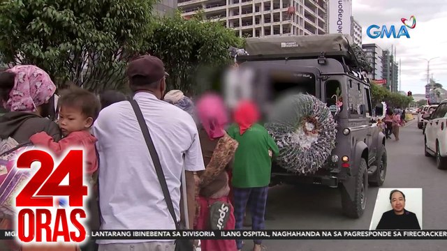 22-anyos na ayaw pakilala, namahagi ng pagkain sa kalsada ngayong Pasko | 24 Oras