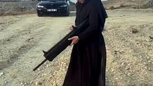 Teröristlere; ağır makineli silahı, siyah tül elbisesi ve topuklu ayakkabısıyla böyle meydan okudu!