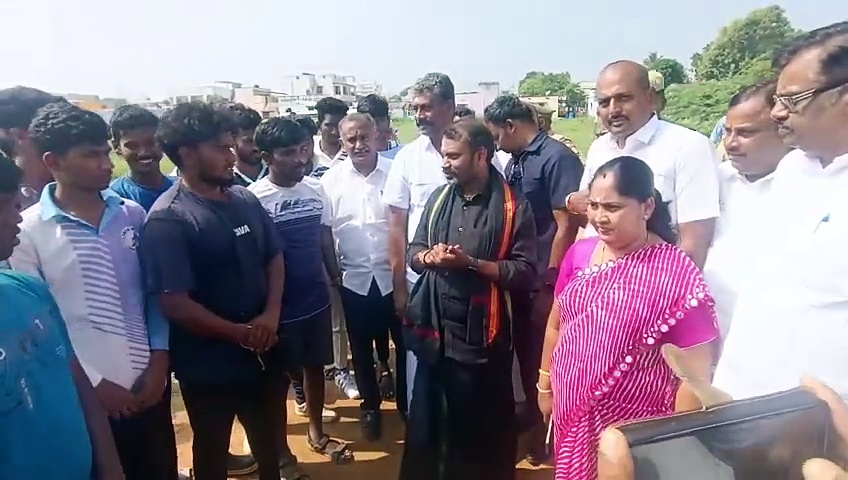 இளைஞர்களுடன் கிரிக்கெட் விளையாடி சிக்சர் மழை பொழிந்த மத்திய அமைச்சர் எல்.முருகன்