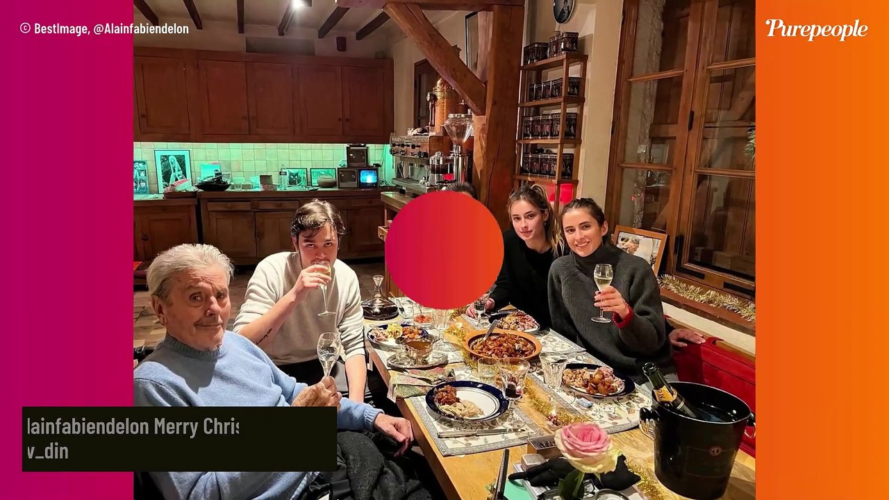 Photos : Alain Delon souriant et en famille pour fêter Noël.  Quel plaisir !