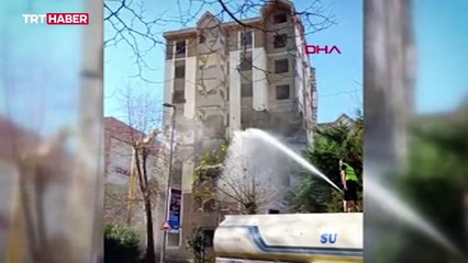 Yıkım sırasında bina caddeye çöktü