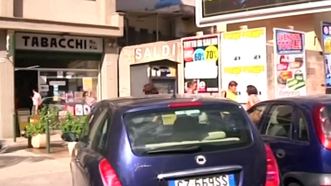 Padre e figlio giù dal balcone:  l'uomo muore, salvo il bimbo