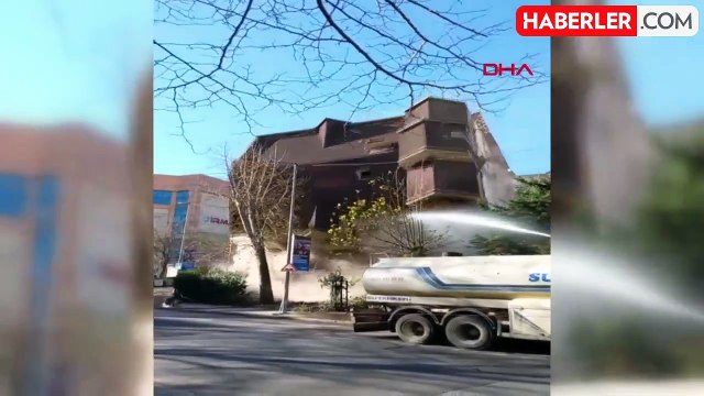 Esenyurt'ta 6 katlı bina, kontrollü yıkımı sırasında caddeye doğru çöktü