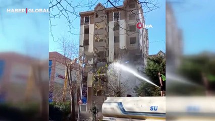 İstanbul'da yıkım sırasında bina caddeye çöktü