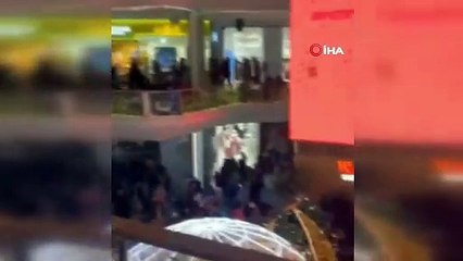 Öldürülen Filistinli çocukların isminin yazdığı broşürler AVM’nin üst katından aşağı bırakıldı