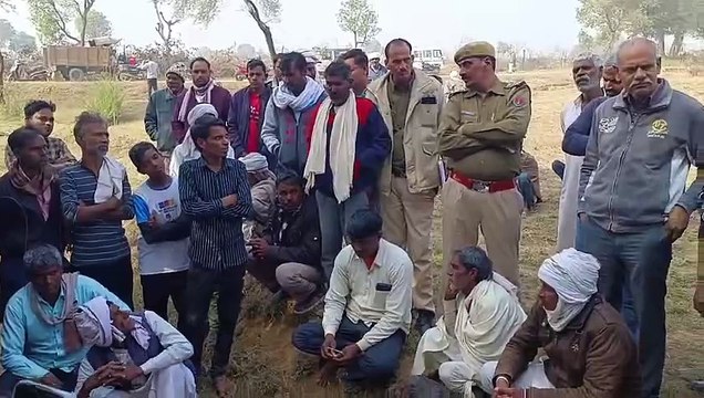 श्मशान के रास्ते पर अतिक्रमण, बुजुर्ग महिला की अर्थी को रास्ते पर रखकर बैठे परिजन