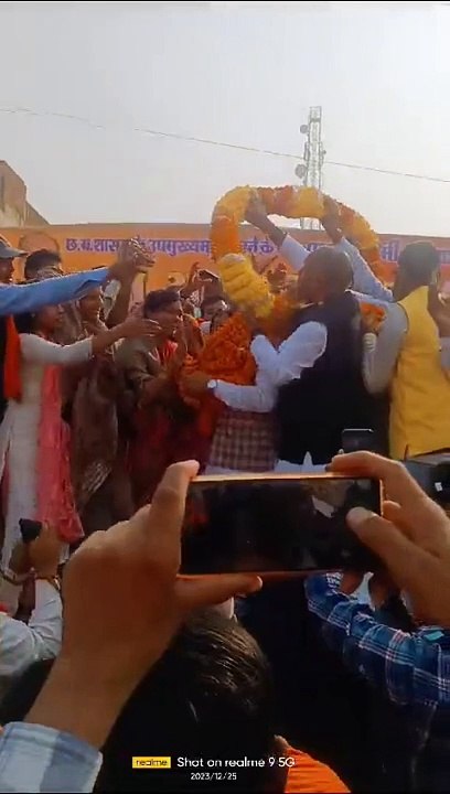 अब डिप्टी सीएम अरुण साव गिरे, मुंगेली में स्वागत के लिए क्षमता से अधिक लोग चढऩे से मंच टूटा