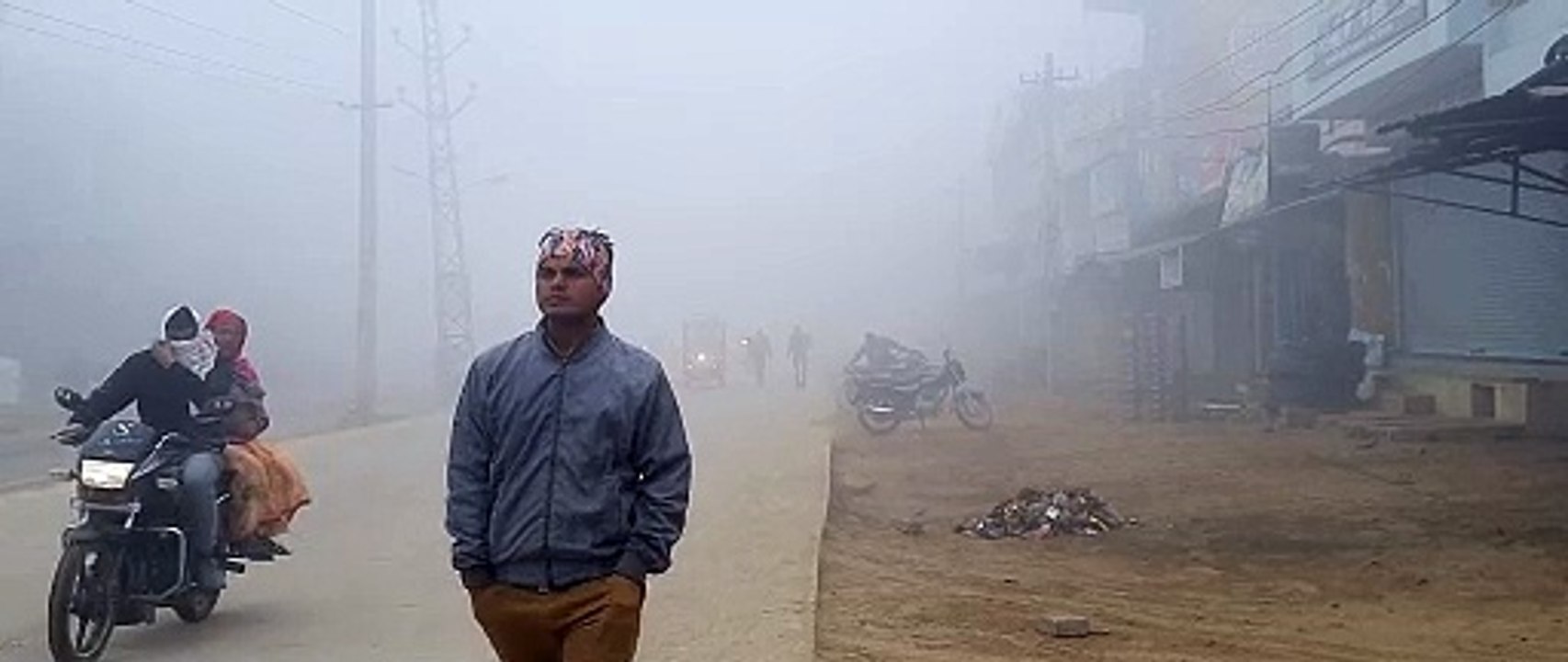 दोपहर तक छाया घना कोहरा,सर्द हवाओं ने कंपकपाया