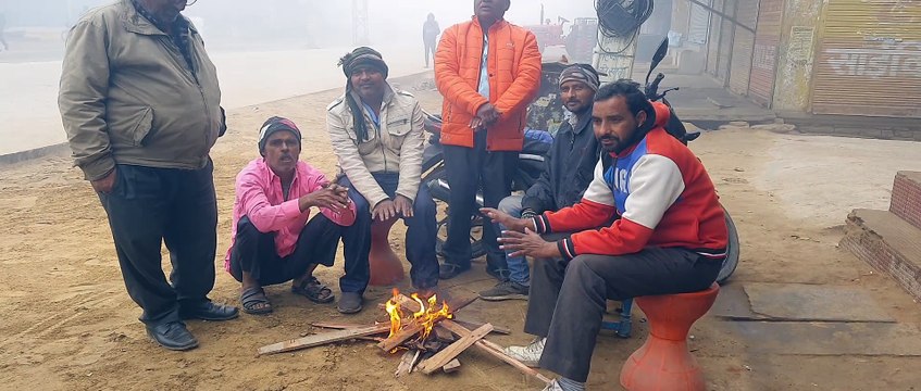 दोपहर तक छाया घना कोहरा,सर्द हवाओं ने कंपकपाया