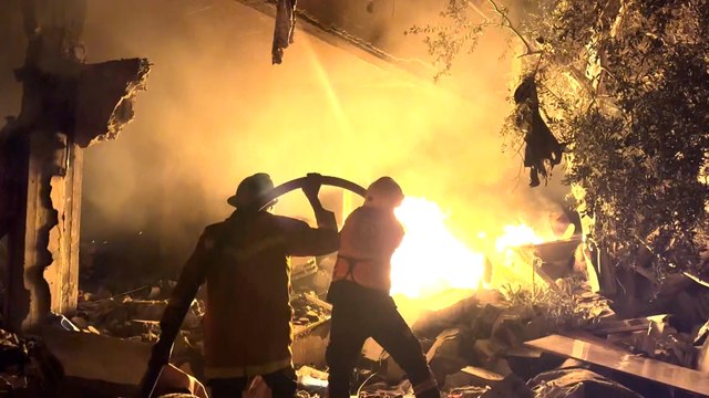 شاهد.. شهداء وجرحى بقصف إسرائيلي على منزل بمخيم النصيرات