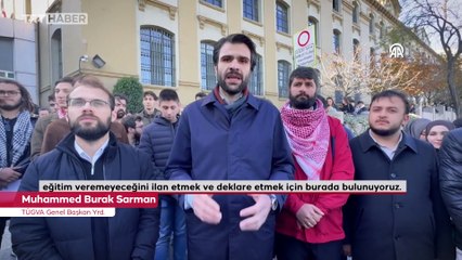 İstanbul'da mescide ayakkabıyla giren akademisyen protesto edildi